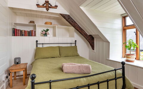 Y Cwtch: Letto, Mobilia, Camera Da Letto, Interior Design, Parete, Bedding, Pavimentazione, Lenzuolo, Legna, Pavimento