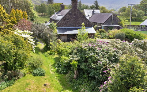 Y Cwtch: Verde, Vegetazione, Casa, Tetto, Arbusto, Villetta, Comunita 'Impianto, Giardino, Area Rurale