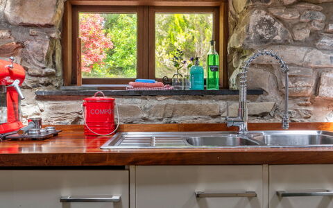 Y Cwtch: Cucina, Controsoffitto, Elettrodomestico Da Cucina, Idraulico Fixture, Lavandino Della Cucina, Lavello, Rubinetto, Interior Design, Idraulico, Casa
