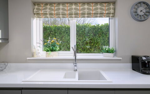 Tan-Y-Foel: Interior Design, Cucina, Per Finestre, Controsoffitto, Casa, Finestra Trattamento, Cabinetry, Elettrodomestico Da Cucina, Idraulico Fixture, Camera