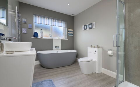 Tan-Y-Foel: Interior Design, Pavimentazione, Parete, Pavimento, Idraulico Fixture, Bagno, Soffitto, Casa, Illuminazione, Vasca Da Bagno