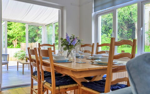 Gorwel: Mobilia, Interior Design, Sedia, Pavimentazione, Tavolo, Sala Da Pranzo, Legna, Pavimento, Cucina & Sala Da Pranzo Tavolo, Soffitto