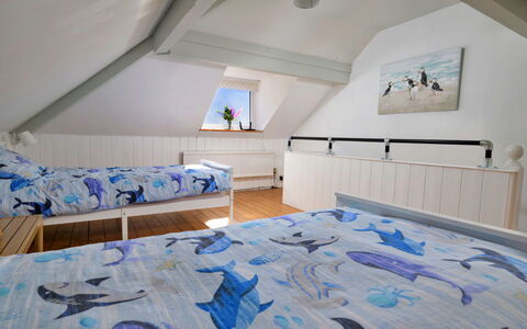 Gorwel: Camera Da Letto, Interior Design, Letto, Pavimento, Pavimentazione, Mobilia, Soffitto, Bedding, Lenzuolo, Casa
