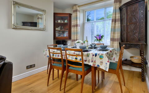 Artro View: Mobilia, Interior Design, Pavimentazione, Legna, Sala Da Pranzo, Tavolo, Sedia, Pavimento, Camera, Cucina & Sala Da Pranzo Tavolo