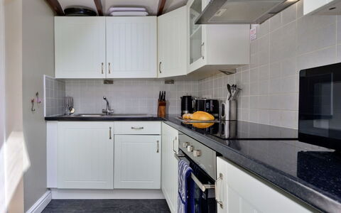 Artro View: Controsoffitto, Cucina, Elettrodomestico Da Cucina, Apparecchio Major, Cabinetry, Idraulico Fixture, Lavello, Interior Design, Pavimentazione, Rubinetto