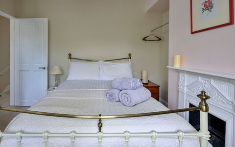 Artro View: Letto, Bedding, Mobilia, Camera Da Letto, Interior Design, Lenzuolo, Parete, Pavimento, Legna, Biancheria