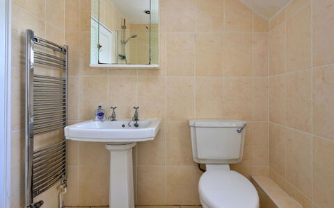 Artro View: Bagno, Toilet Seat, Idraulico Fixture, Pavimentazione, Parete, Lavello, Pavimento, Gabinetto, Interior Design, Lavandino Del Bagno