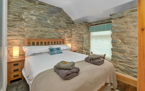 Garreg Ddu: Parete, Pavimentazione, Interior Design, Camera Da Letto, Legna, Letto, Pavimento, Mobilia, Soffitto, Lenzuolo