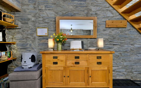 Garreg Ddu: Mobilia, Parete, Interior Design, Legna, Pavimentazione, Pavimento, Camera, Illuminazione, Soggiorno, Cabinetry