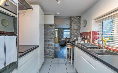 Garreg Ddu: Cucina, Controsoffitto, Interior Design, Pavimentazione, Elettrodomestico Da Cucina, Apparecchio Major, Cabinetry, Soffitto, Pavimento, Legna