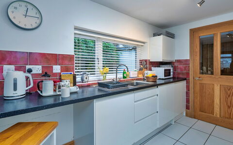 Garreg Ddu: Cucina, Elettrodomestico Da Cucina, Controsoffitto, Apparecchio Major, Interior Design, Pavimentazione, Elettrodomestico, Cabinetry, Mobilia, Lavandino Della Cucina