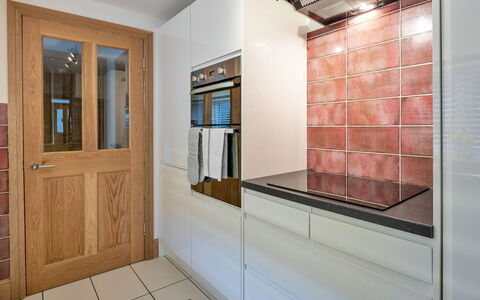 Garreg Ddu: Pavimentazione, Interior Design, Parete, Legna, Pavimento, Cabinetry, Controsoffitto, Cucina, Camera, Mobilia