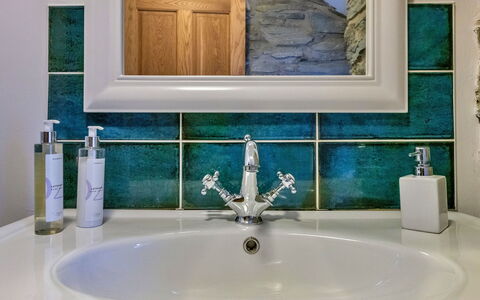 Garreg Ddu: Blu, Idraulico Fixture, Rubinetto, Lavello, Idraulico, Piastrella, Lavandino Del Bagno, Bicchiere, Bagno, Materiali Naturali