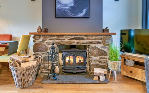 Riverstone Cottage: Mobilia, Interior Design, Pavimentazione, Focolare, Legna, Camera, Soffitto, Soggiorno, Pavimento, Tavolo