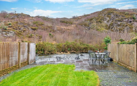 Riverstone Cottage: Giardino, Landscaping, Cortile, Color Legno, Latifoglie, Backyard, Flagstone, Recinzione, Eco Hotel, Passerella