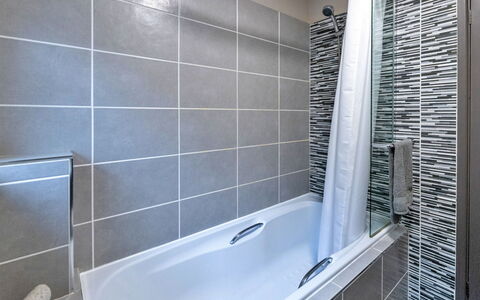 Riverstone Cottage: Pavimentazione, Idraulico Fixture, Pavimento, Vasca Da Bagno, Interior Design, Bagno, Piastrella, Materiale Composito, Idraulico, Bicchiere