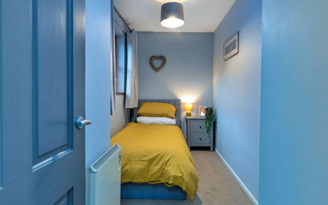 Riverstone Cottage: Blu, Mobilia, Camera Da Letto, Parete, Letto, Interior Design, Pavimento, Lenzuolo, Legna, Bedding