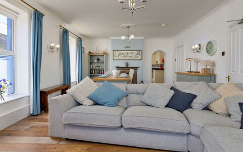 Gwynle: Mobilia, Interior Design, Divano, Pavimentazione, Pavimento, Legna, Soffitto, Soggiorno, Camera, Casa