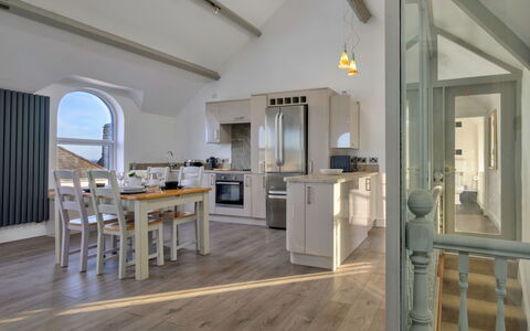 Gwynle: Mobilia, Pavimentazione, Interior Design, Legna, Pavimento, Soffitto, Cucina, Pavimento In Legno, Controsoffitto, Illuminazione
