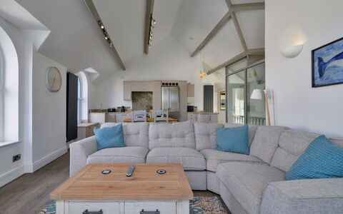 Gwynle: Mobilia, Interior Design, Divano, Pavimentazione, Pavimento, Casa, Soffitto, Soggiorno, Appartamento