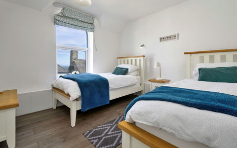 Gwynle: Camera Da Letto, Letto, Legna, Lenzuolo, Mobilia, Bedding, Casa, Telaio Del Letto, Pavimento, Appartamento