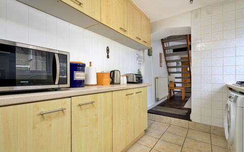 Awel Y Mor: Pavimentazione, Cucina, Pavimento, Apparecchio Major, Interior Design, Elettrodomestico Da Cucina, Controsoffitto, Camera, Soffitto, Mobilia