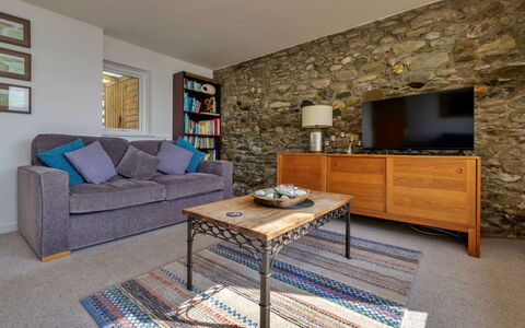 Awel Y Mor: Mobilia, Pavimentazione, Divano, Interior Design, Legna, Pavimento, Soggiorno, Camera, Tavolo