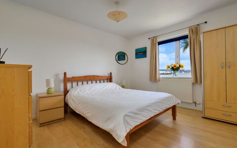 Ty Glan Y Mor: Legna, Letto, Mobilia, Camera Da Letto, Interior Design, Pavimento, Pavimentazione, Camera, Telaio Del Letto, Bedding