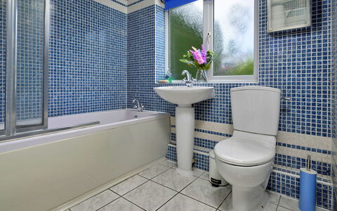 Ty Glan Y Mor: Bagno, Blu, Idraulico Fixture, Parete, Toilet Seat, Gabinetto, Pavimentazione, Vasca Da Bagno, Pavimento, Interior Design