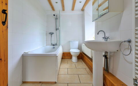 Gladstone: Pavimentazione, Bagno, Pavimento, Idraulico Fixture, Interior Design, Parete, Legna, Rubinetto, Idraulico, Soffitto