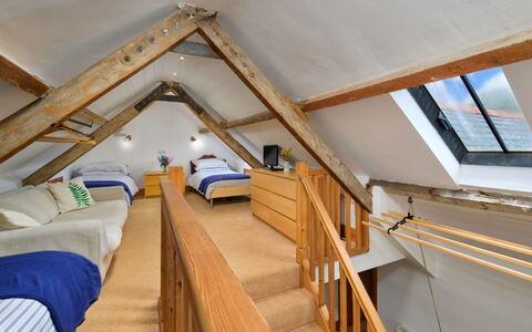 Gladstone: Mobilia, Legna, Interior Design, Soffitto, Pavimento, Pavimentazione, Camera, Camera Da Letto, Letto, Attico