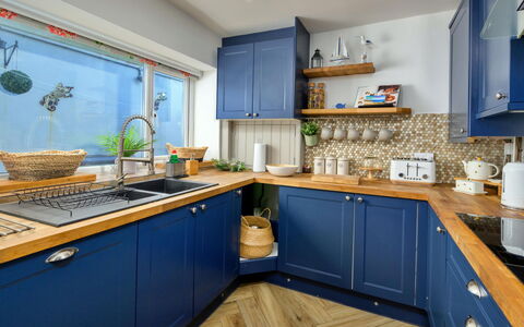 Brigwyn: Cucina, Cabinetry, Legna, Mobilia, Interior Design, Elettrodomestico Da Cucina, Controsoffitto, Pavimentazione, Illuminazione, Apparecchio Major