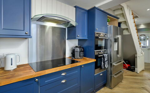 Brigwyn: Pavimentazione, Legna, Cabinetry, Interior Design, Mobilia, Pavimento, Soffitto, Cucina, Elettrodomestico Da Cucina, Apparecchio Major