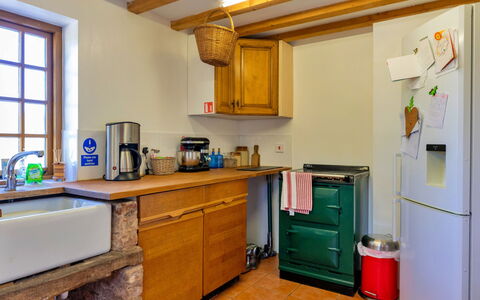 Waen Farm Cottage: Cucina, Legna, Elettrodomestico Da Cucina, Controsoffitto, Apparecchio Major, Pavimentazione, Cabinetry, Interior Design, Mobilia, Camera