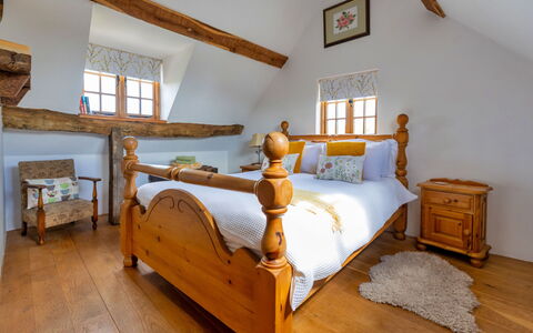 Waen Farm Cottage: Letto, Camera Da Letto, Legna, Mobilia, Bedding, Lenzuolo, Casa, Casa, Interior Design, Telaio Del Letto