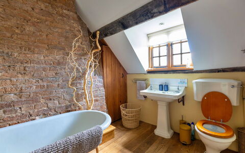 Waen Farm Cottage: Parete, Idraulico Fixture, Legna, Pavimentazione, Bagno, Interior Design, Pavimento, Rubinetto, Idraulico, Illuminazione