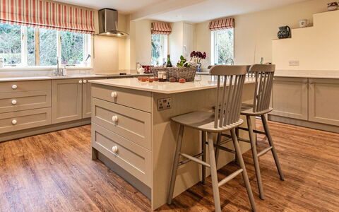 Dolhyfryd Lodge: Mobilia, Pavimentazione, Interior Design, Cabinetry, Legna, Pavimento, Cucina, Controsoffitto, Pavimento In Legno, Soffitto