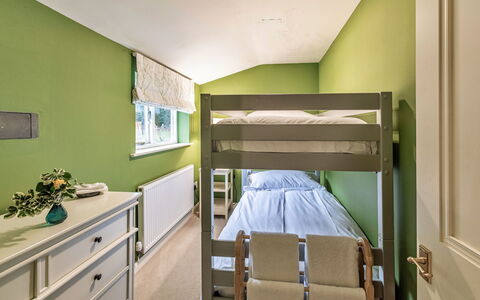 Dolhyfryd Lodge: Mobilia, Interior Design, Letto, Camera Da Letto, Pavimentazione, Pavimento, Legna, Soffitto, Camera, Bedding