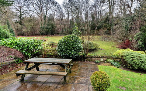 Dolhyfryd Lodge: Erba, Foglia, Vegetazione, Arbusto, Panchina, Giardino, Comunita 'Impianto, Groundcover, Lotto