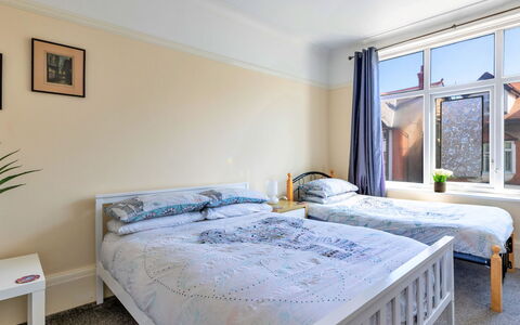 Colwyn Bay 646: Letto, Mobilia, Camera Da Letto, Bedding, Interior Design, Lenzuolo, Legna, Pavimento, Camera, Biancheria