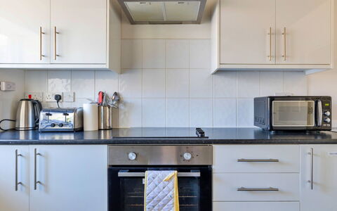 Colwyn Bay 646: Elettrodomestico Da Cucina, Cucina, Controsoffitto, Apparecchio Major, Cabinetry, Pavimentazione, Interior Design, Elettrodomestico, Legna, Mobilia