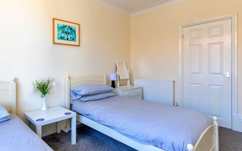 Colwyn Bay 646: Camera Da Letto, Letto, Mobilia, Legna, Interior Design, Lenzuolo, Pavimento, Bedding, Pavimentazione, Camera