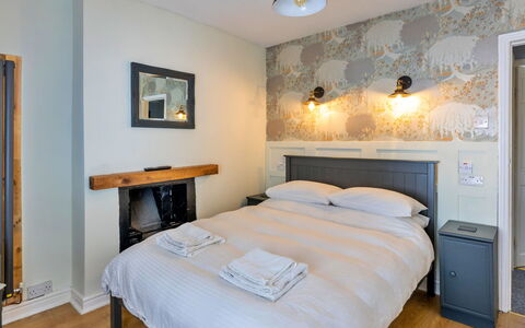Ty Pen Y Bryn, Castle Views: Letto, Camera Da Letto, Interior Design, Parete, Bedding, Lenzuolo, Legna, Soffitto, Mobilia, Pavimento