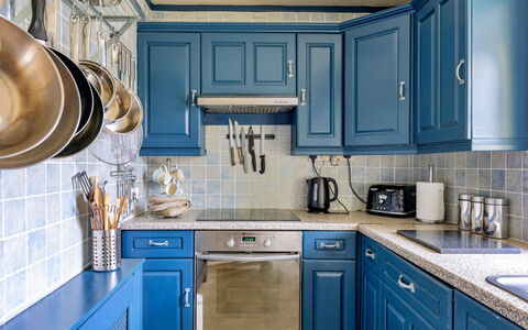 Ty Pen Y Bryn, Castle Views: Blu, Cabinetry, Cucina, Elettrodomestico Da Cucina, Mobilia, Interior Design, Controsoffitto, Legna, Pavimentazione, Cassetto