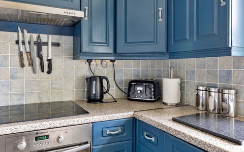 Ty Pen Y Bryn, Castle Views: Blu, Cucina, Elettrodomestico Da Cucina, Cabinetry, Controsoffitto, Apparecchio Major, Pavimentazione, Interior Design, Mobilia, Cassetto