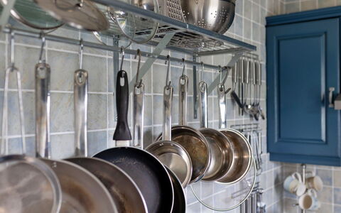 Ty Pen Y Bryn, Castle Views: Pot Rack, Cucina, Mensola, Scaffalature, Dishware, Serveware