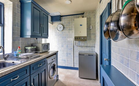 Ty Pen Y Bryn, Castle Views: Apparecchio Major, Pavimentazione, Interior Design, Lavatrice, Cucina, Pavimento, Controsoffitto, Cabinetry, Elettrodomestico Da Cucina, Lavanderia