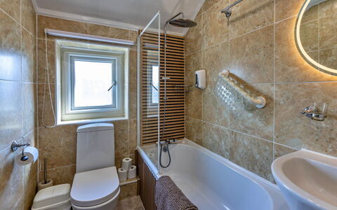Ty Pen Y Bryn, Castle Views: Bagno, Idraulico Fixture, Vasca Da Bagno, Parete, Pavimentazione, Interior Design, Gabinetto, Lavello, Pavimento, Rubinetto