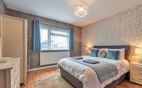 Hafan Traeth: Letto, Interior Design, Camera Da Letto, Bedding, Mobilia, Lenzuolo, Soffitto, Legna, Pavimentazione, Pavimento