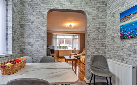 Hafan Traeth: Parete, Pavimentazione, Interior Design, Pavimento, Soffitto, Mobilia, Brick, Divano, Camera, Soggiorno